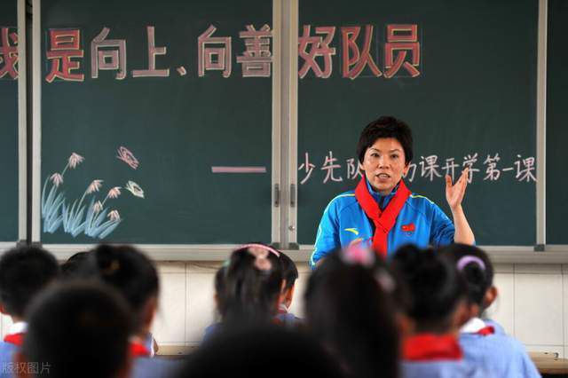 五年前夏洛曾许诺送给马冬梅一屋子向日葵，五年后这份诺言在《神笔马亮》里得以兑现，怀孕的秋霞（马丽 饰）置身于向日葵花海里笑开了花，不知她是否知晓身旁这个和自己比心的大鹅玩偶正是自己的老公马亮（沈腾 饰）所扮